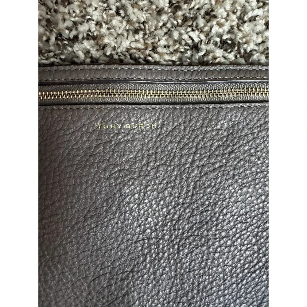 Tory Burch Chelsea pebbled leather wristlet in gray with gold-tone Logo